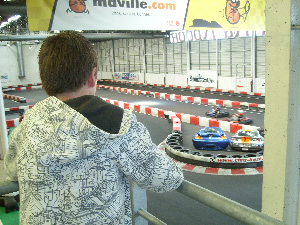 Un jeune egardant la piste de karting de haut